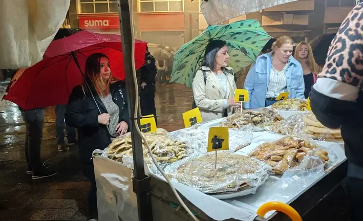 Arrabal, hablando con comerciantes en noche Tosantos