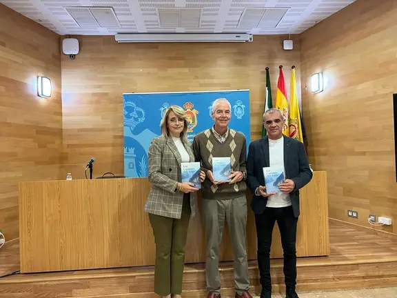 El autor, con Pilar Pintor y Miguel Vega