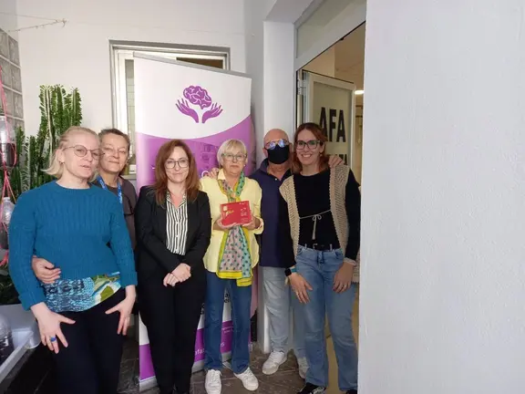 Representantes de Fundaci&oacute;n Cepsa visitan la Asociaci&oacute;n de Familiares de Enfermos de Alzheimer en Tarifa (C&aacute;diz). - FUNDACI&Oacute;N CEPSA