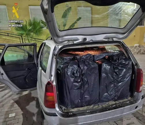 Veh&iacute;culo con tabaco de contrabando