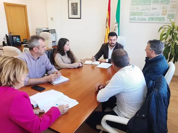 El delegado territorial de Agricultura, Francisco Moreno, con el alcalde de Jimena de la Frontera, Francisco G&oacute;mez. - JUNTA DE ANDALUC&Iacute;A