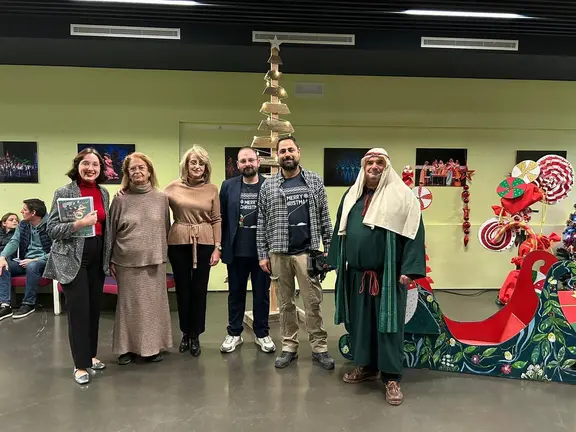 Miembros de la sociedad con las delegadas municipales Pilar Pintor y Juana Cid