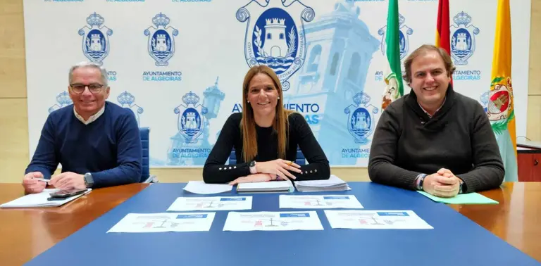 Jacinto Mu&ntilde;oz, Mar&iacute;a Solanes y Javier V&aacute;zquez Hueso, en rueda de prensa