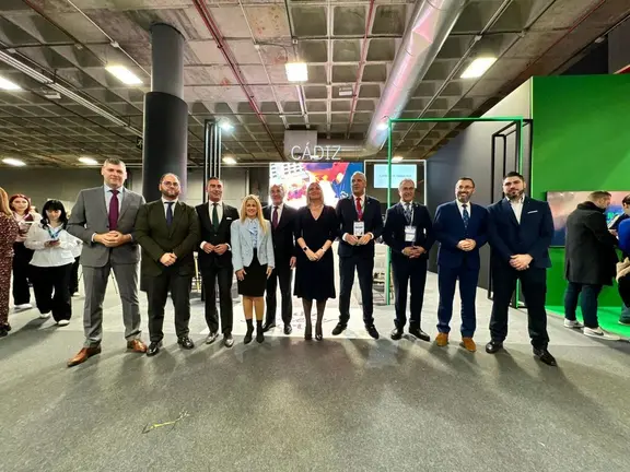 La presidenta de la Mancomunidad, con los alcaldes del Campo de Gibraltar en Fitur