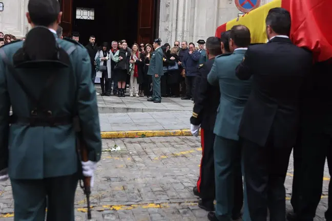 Instante del sepelio de uno de los agentes