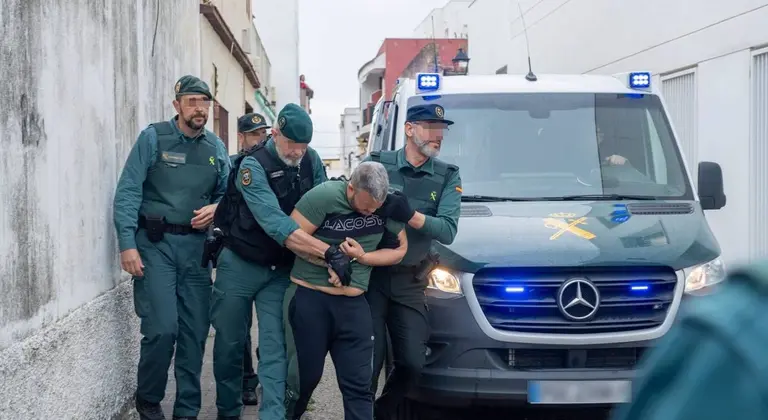 Entrada en el juzgado de uno de los detenidos