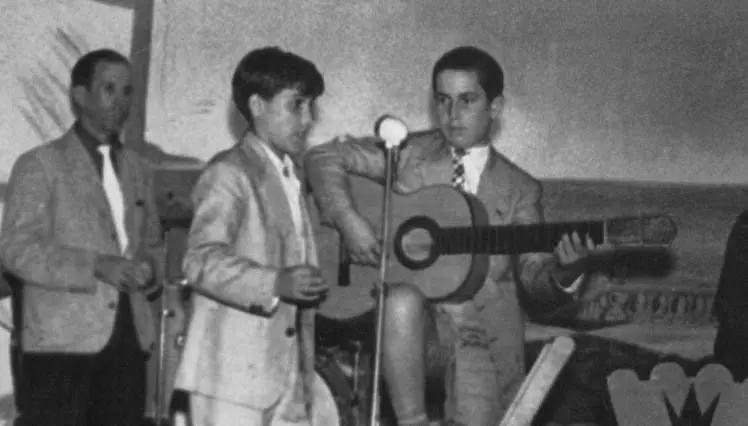 Paco de Lucia, en una actuaci&oacute;n de ni&ntilde;o junto a su hermano Pepe