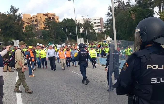 Llegada de la manifestaci&oacute;n de agricultores a las inmediaciones del acceso norte al puerto de Algeciras