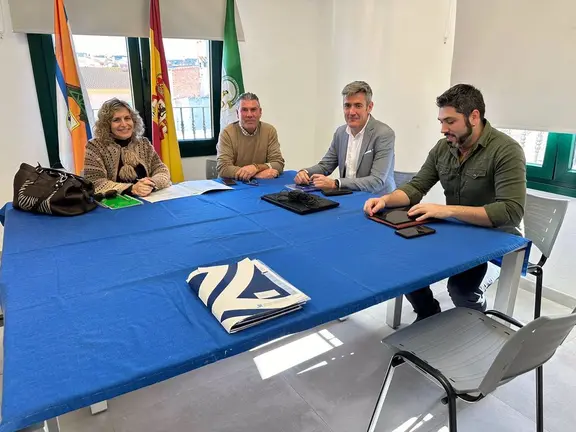 El alcalde de San Mart&iacute;n del Tesorillo, Jes&uacute;s Fern&aacute;ndez Rey, en una reuni&oacute;n con el vicepresidente quinto de Diputaci&oacute;n de C&aacute;diz y responsable del Servicio Provincial de Recaudaci&oacute;n, Sebasti&aacute;n Hidalgo. - DIPUTACI&Oacute;N DE C&Aacute;DIZ