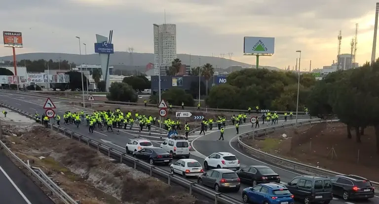 Corte de la A-7 por trabajadores de Acerinox