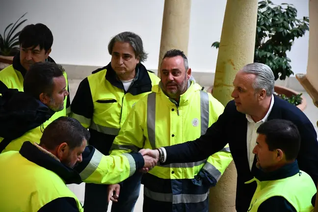 Ruiz Boix con trabajadores de Acerinox