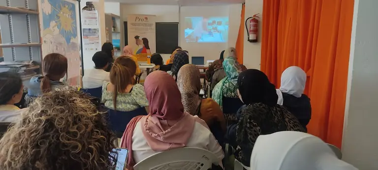 Charla a mujeres migrantes