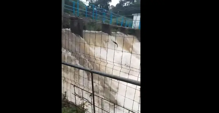 Desahogo de agua en la presa del R&iacute;o de la Miel