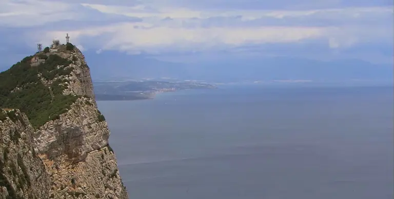 Gibraltar, con la costa de La L&iacute;nea al fondo