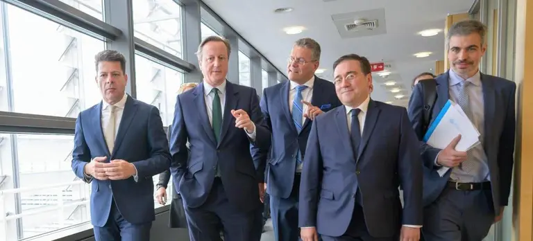 Los cuatro implicados en la negociaci&oacute;n, tras su encuentro en Bruselas en abril