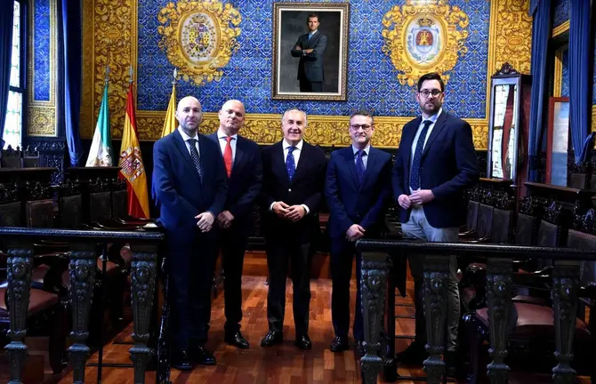 Los representantes de Aesba en el Sal&oacute;n de Plenos