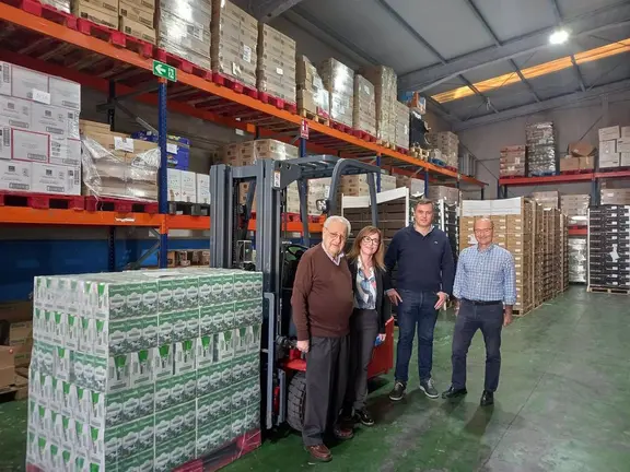 La responsable de Fundaci&oacute;n Cepsa, Estrella Blanco, en una visita al Banco de Alimentos de Campo de Gibraltar. - FUNDACI&Oacute;N CEPSA