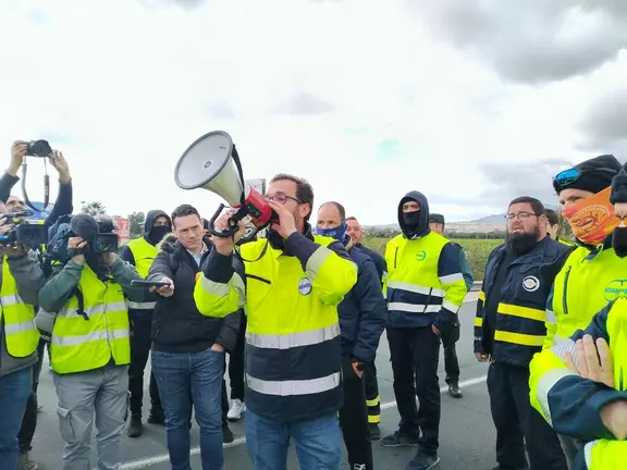 G&oacute;mez Valencia dirigi&eacute;ndose a los trabajadores
