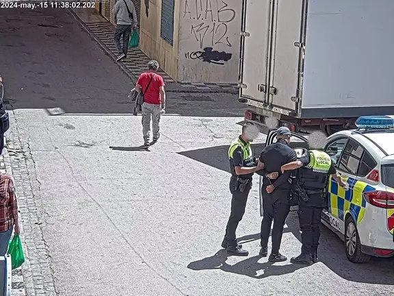 Imagen de las c&aacute;maras de viodevigilancia que grabaron la detenci&oacute;n de un hombre acusado de agredir a un polic&iacute;a local de Algeciras cuando la gr&uacute;a retiraba su coche - AYUNTAMIENTO DE ALGECIRAS