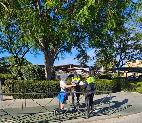 Agentes de la Polic&iacute;a Local de Algeciras sancionando al conductor de un patinete el&eacute;ctrico - AYUNTAMIENTO DE ALGECIRAS