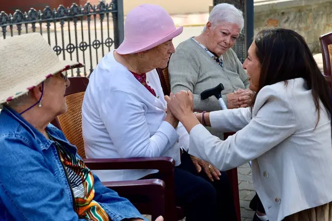 Loles L&oacute;pez en la residencia de mayores San Ram&oacute;n Nonato en Los Barrios. - JUNTA DE ANDALUC&Iacute;A