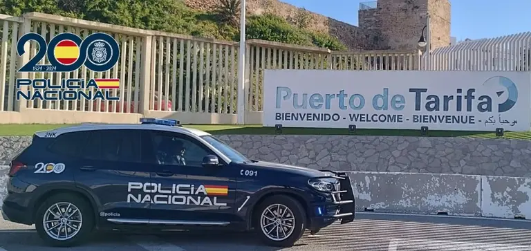 Veh&iacute;culo de la Polic&iacute;a Nacional en el Puerto de Tarifa - POLIC&Iacute;A NACIONAL