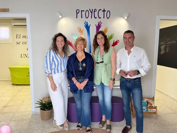 La diputada de Servicios Sociales Paula Conesa, en una visita a Por Una Sonrisa - DIPUTACI&Oacute;N DE C&Aacute;DIZ