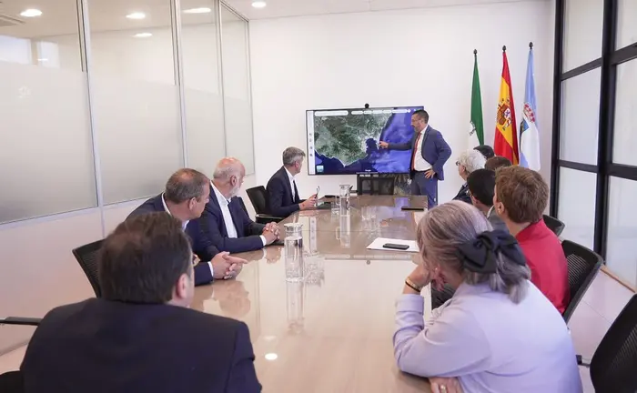 Reuni&oacute;n de Albares en el Ayuntamiento linense