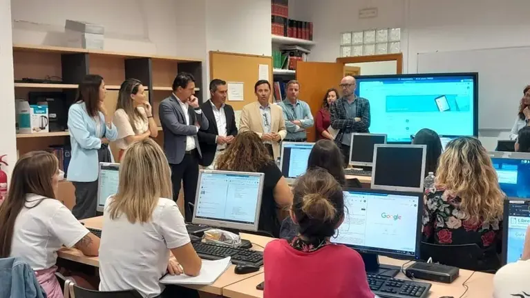 El subdelegado comarcal de la Junta, Javier Ros, y el delegado territorial de Empleo, Daniel S&aacute;nchez, en la apertura de un Plan de Formaci&oacute;n y Empleo en Los Barrios. - JUNTA DE ANDALUC&Iacute;A