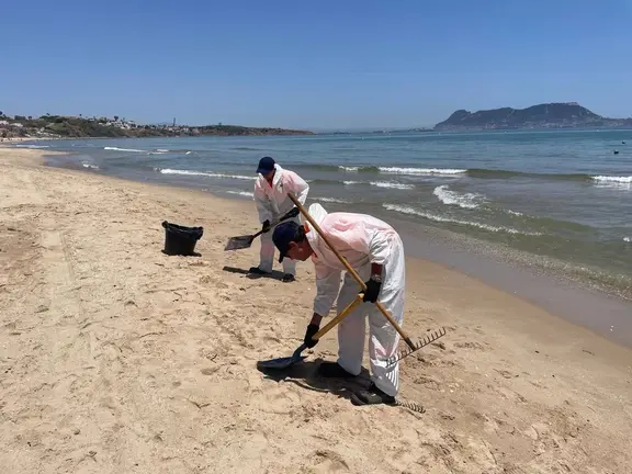 Personal del servicio de limpieza y mantenimiento de playas de Algeciras retira el vertido de fuel de la playa de Getares. - AYUNTAMIENTO DE ALGECIRAS