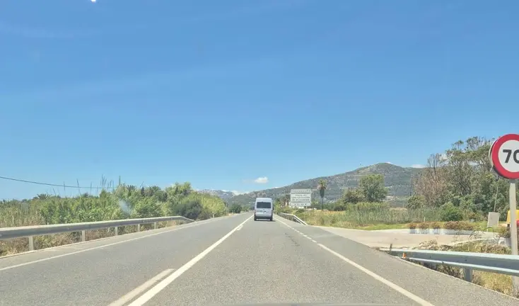 Doble l&iacute;nea continua y limitaci&oacute;n de velocidad en el cruce de La Luz (1)