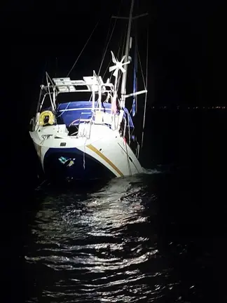Imagen del velero hundi&eacute;ndose