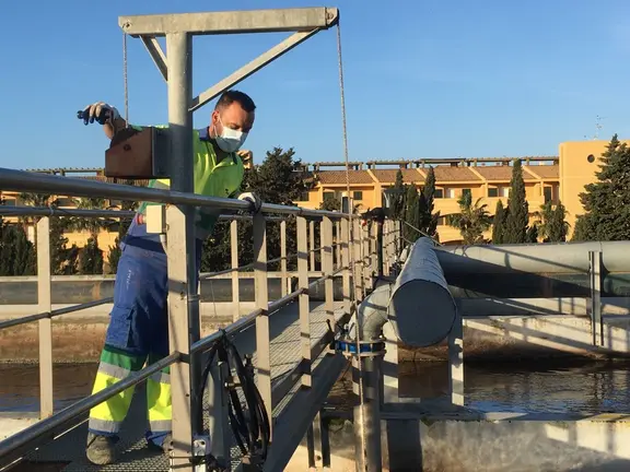 Trabajador de Aqualia en la EDAR de Atlanterra