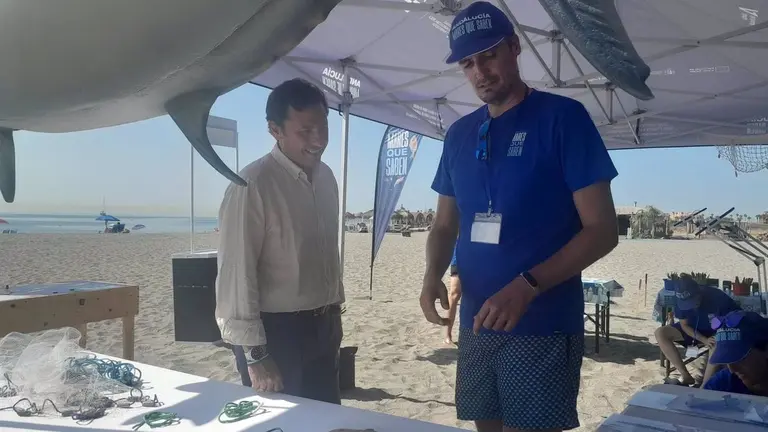 El subdelegado comarcal de la Junta , Javier Ros, junto a uno de los monitores de la campa&ntilde;a 'Andaluc&iacute;a, Mares que Saben' en la playa de San Roque. - JUNTA DE ANDALUC&Iacute;A