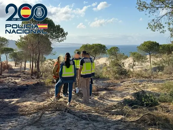 Agentes de la Polic&iacute;a Nacional junto a uno de los trabajadores de la empresa fraudulenta. - POLIC&Iacute;A NACIONAL