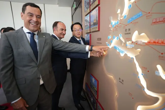 Juanma Moreno y Gerardo Landaluce, junto al presidente del puerto de Ningbo
