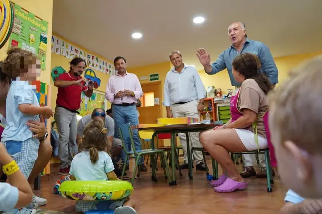 El subdelegado de la Junta, Javier Ros, el alcalde de Algeciras, Jos&eacute; Ignacio Landaluce, y el concejal de Educaci&oacute;n, Javier V&aacute;zquez, en una visita al CEI Jardil&iacute;n en Algeciras. - JUNTA DE ANDALUC&Iacute;A