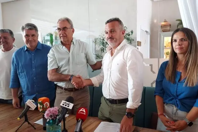 Jorge Ben&iacute;tez de Nuevos Aires Tarifa, y el alcalde de Tarifa, Jos&eacute; Antonio Santos, durante las negociaciones para el gobierno de coalici&oacute;n. ARCHIVO. - NUEVOS AIRES TARIFA