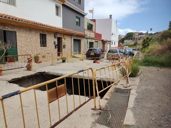 Socav&oacute;n en la calle Camar&oacute;n de la Isla