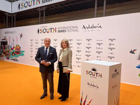 El alcalde de Algeciras, Jos&eacute; Ignacio Landaluce, y la delegada de Cultura, Pilar Pintor, en la presentaci&oacute;n de la nueva serie sobre Paco de Luc&iacute;a