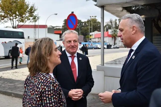 La ministra de Industrial, el CEO de CEPSA y el alcalde de San Roque en la presentaci&oacute;n del proyecto de hidr&oacute;geno verde en 2022