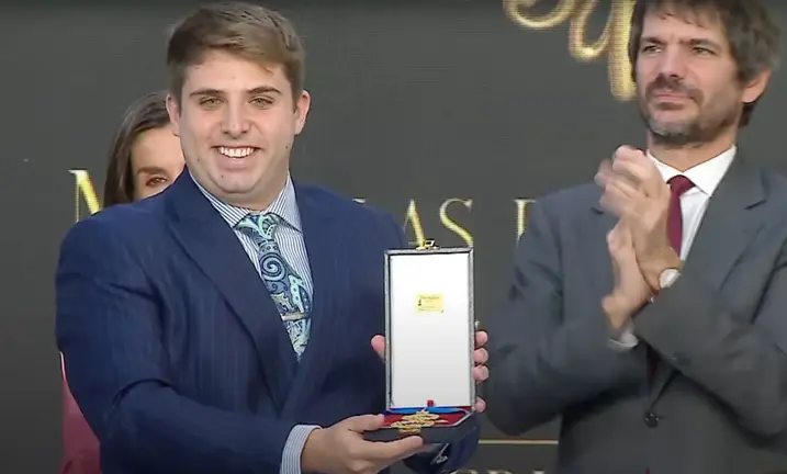 El hijo del dibujante, con la medalla