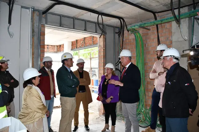 Visita de autoridades municipales a las obras de la futura residencia de mayores de San Roque