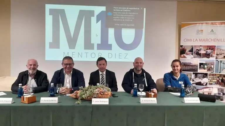 La surfista marbell&iacute;, Sarah Almagro, el subdelegado de la Junta de Andaluc&iacute;a en el Campo de Gibraltar, Javier Ros, y el director del CIMI, David Guti&eacute;rrez, en una charla del programa Mentor10. - JUNTA DE ANDALUC&Iacute;A