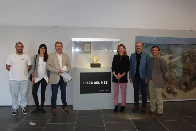 La delegada territorial de Cultura y Deporte en la provincia de C&aacute;diz, Tania Barcelona, ha asistido al acto de presentaci&oacute;n de la cabeza de Iunia Rufina, hallada en Baelo Claudia. - JUNTA DE ANDALUC&Iacute;A