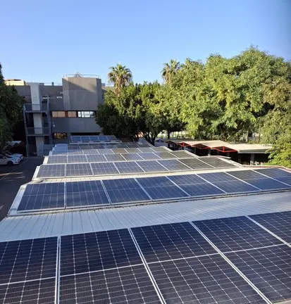 Placas solares en el puerto