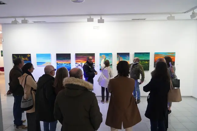 Personas invidentes palpan las obras de la exposici&oacute;n