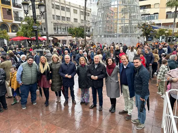 Landaluce y miembros del Gobierno Local en la Plaza Alta