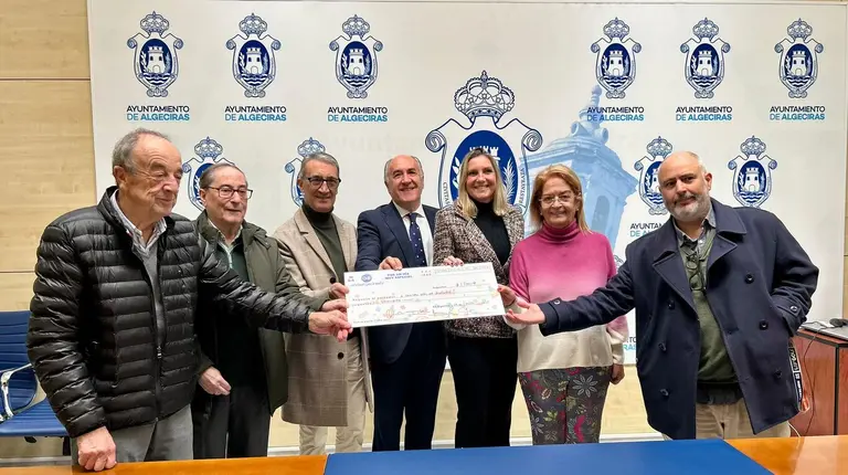 Entrega a C&aacute;ritas de lo recaudado por Onda Algeciras TV