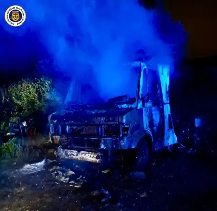 Caravana incendiada en Cala Sardina